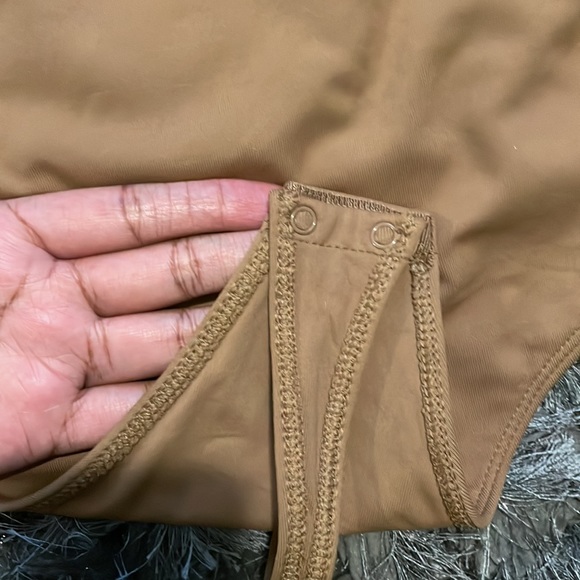 ARITZIA BABATON CONTOUR SQUARENECK BODYSUIT DARK SAND BROWN SIZE MEDIUM - Picture 6 of 6